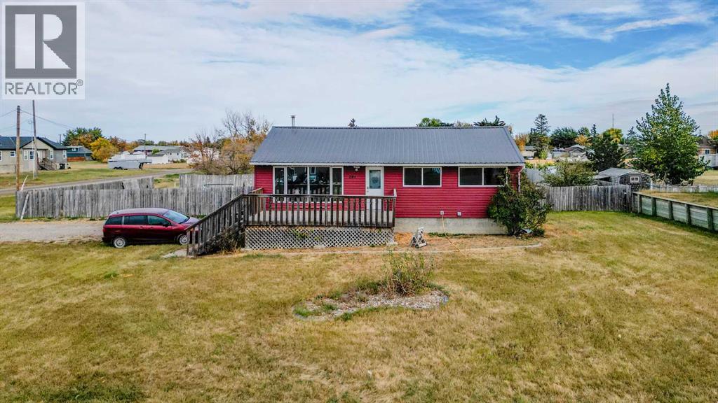 281 N 300 W, Raymond, Alberta  T0K 2S0 - Photo 2 - A2261381