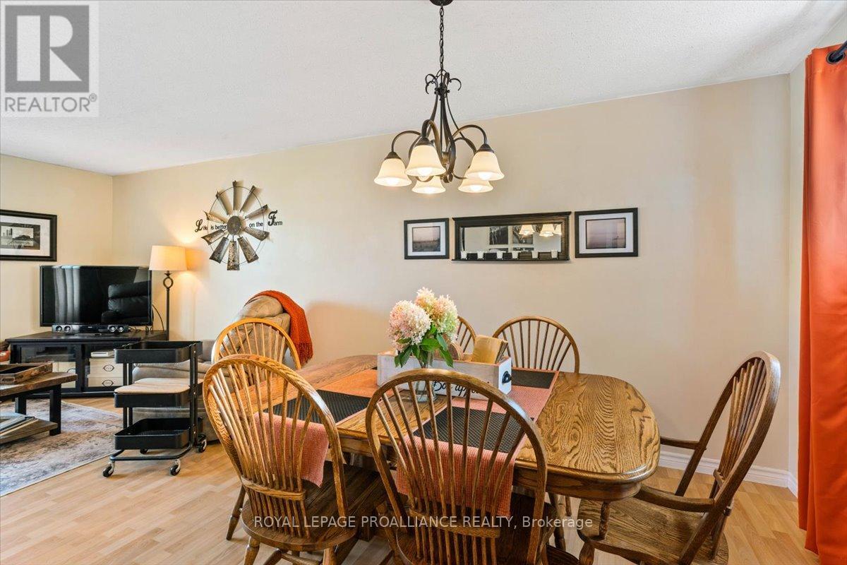 16 Centre Court, Quinte West, Ontario K0K 2C0 - Photo 13 - X12409602