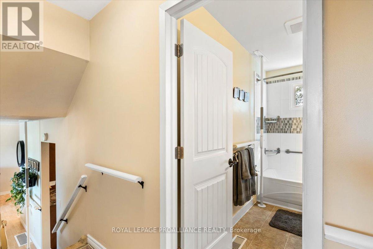 16 Centre Court, Quinte West, Ontario K0K 2C0 - Photo 15 - X12409602