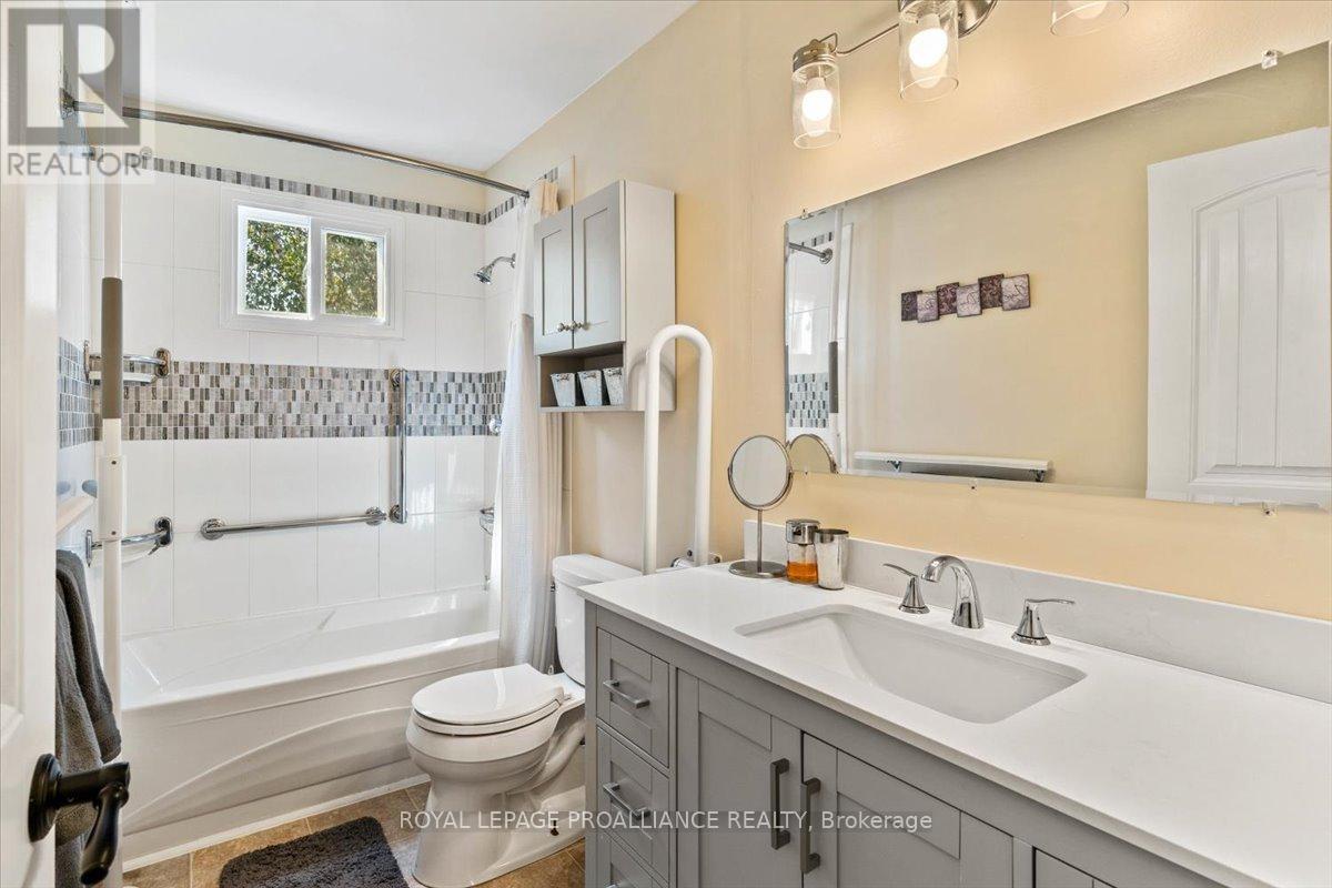 16 Centre Court, Quinte West, Ontario K0K 2C0 - Photo 16 - X12409602