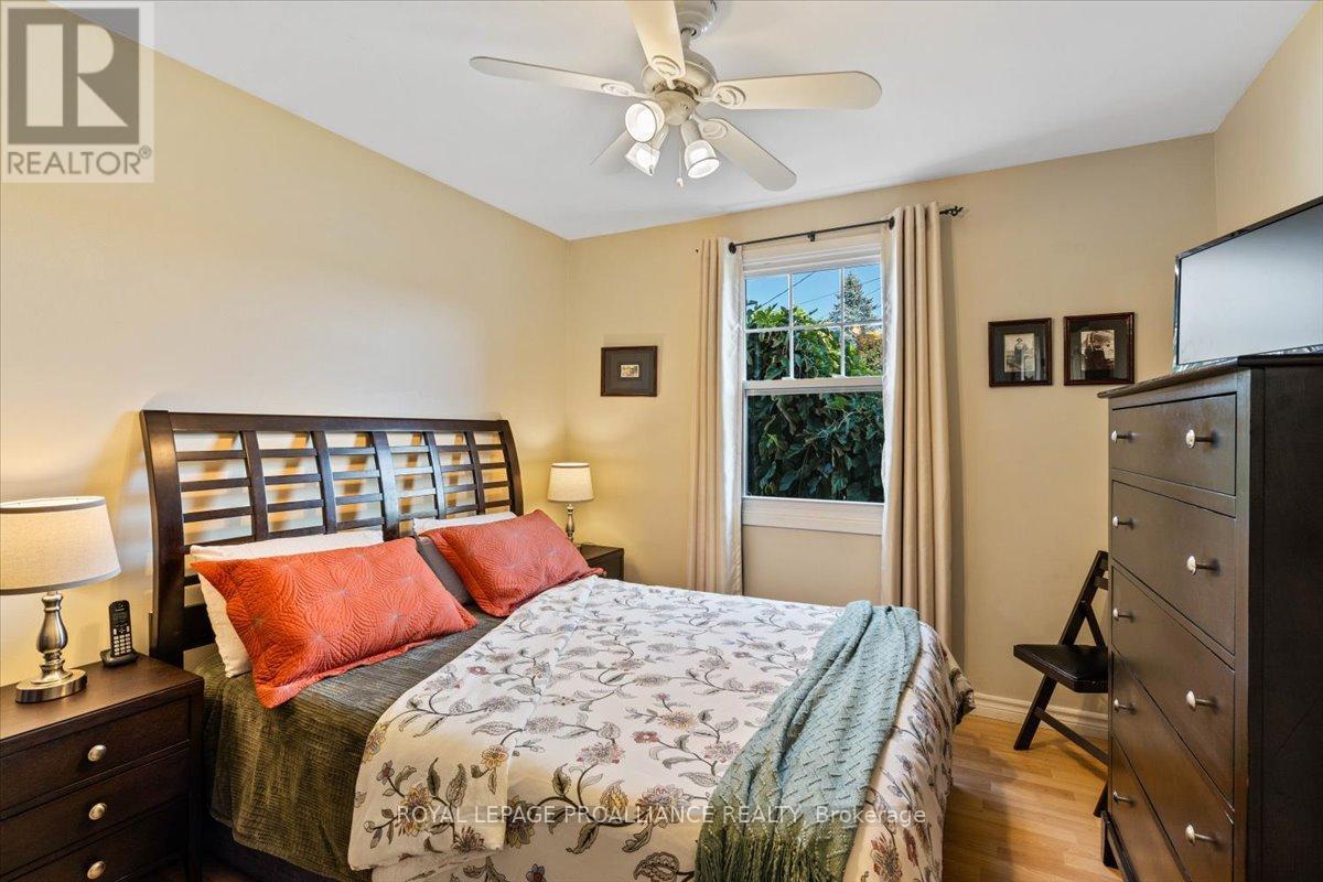 16 Centre Court, Quinte West, Ontario K0K 2C0 - Photo 18 - X12409602