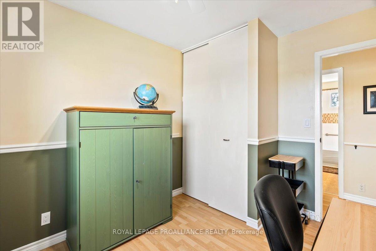 16 Centre Court, Quinte West, Ontario K0K 2C0 - Photo 22 - X12409602