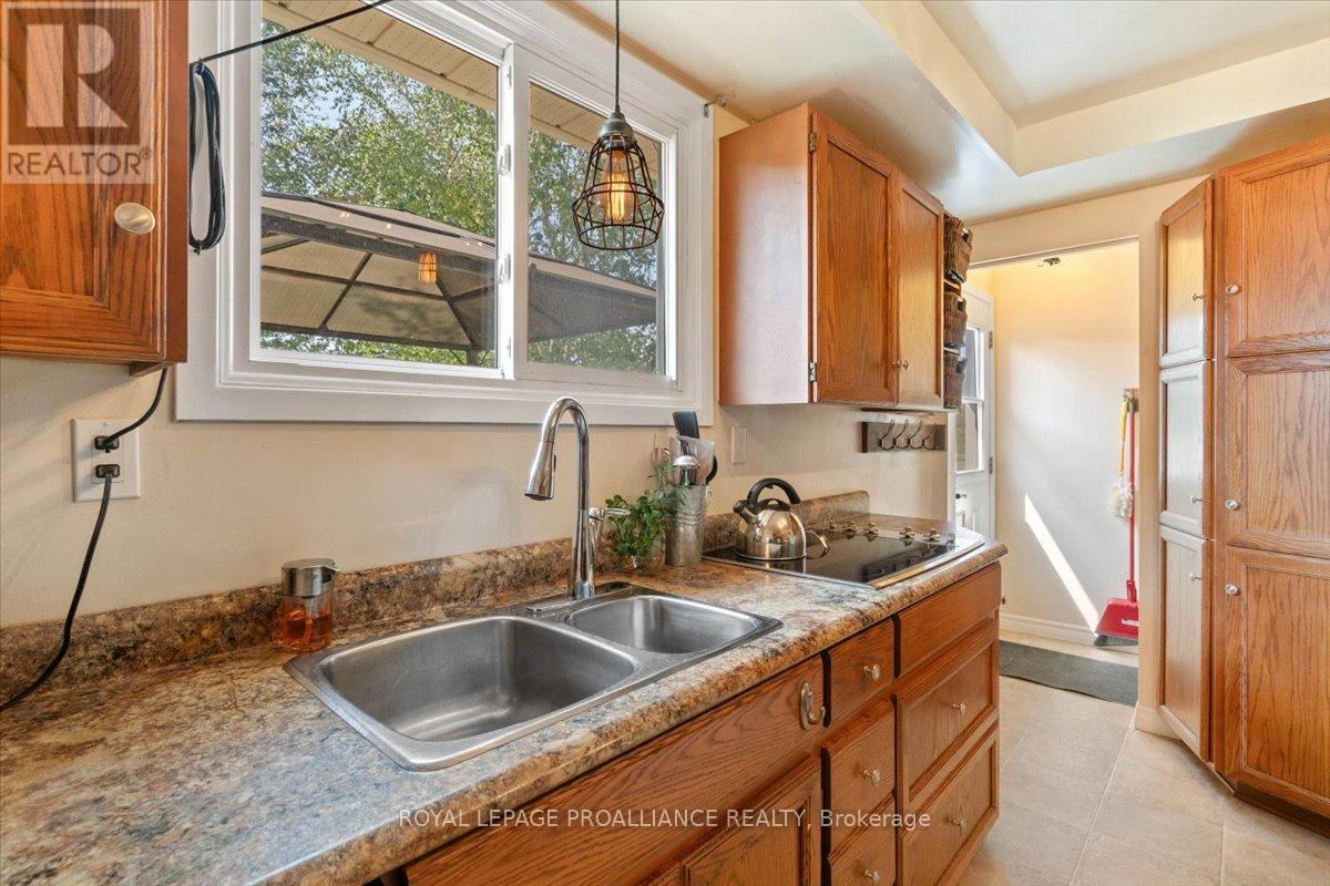 16 Centre Court, Quinte West, Ontario K0K 2C0 - Photo 14 - X12409602