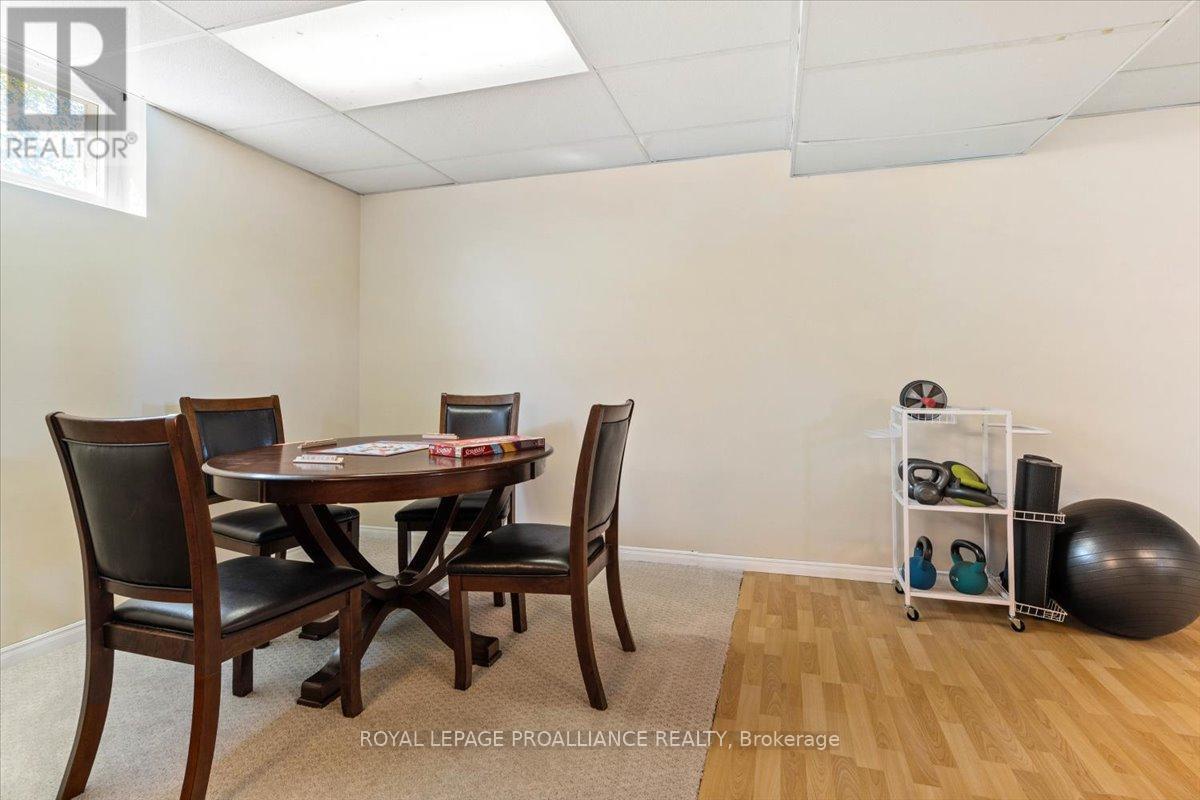 16 Centre Court, Quinte West, Ontario K0K 2C0 - Photo 29 - X12409602