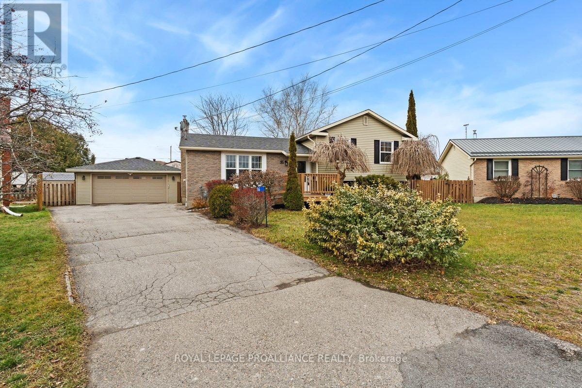 16 Centre Court, Quinte West, Ontario K0K 2C0 - Photo 3 - X12409602