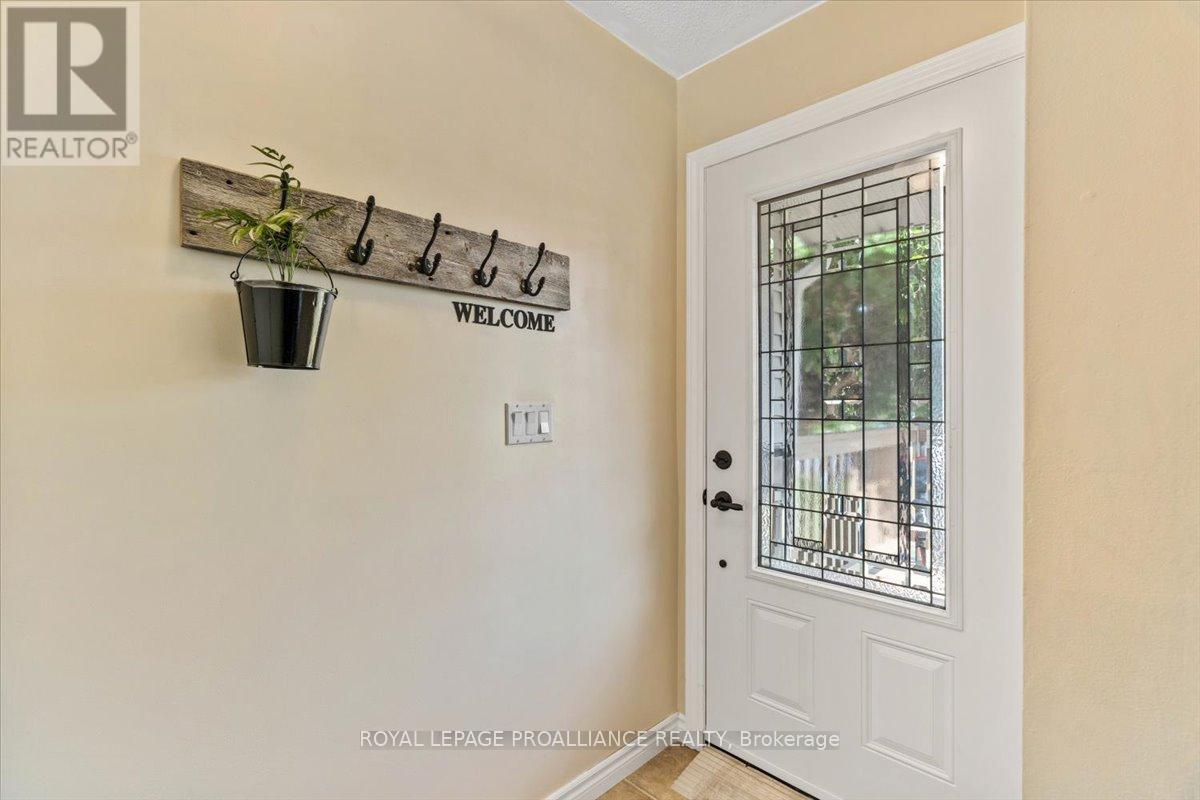 16 Centre Court, Quinte West, Ontario K0K 2C0 - Photo 5 - X12409602