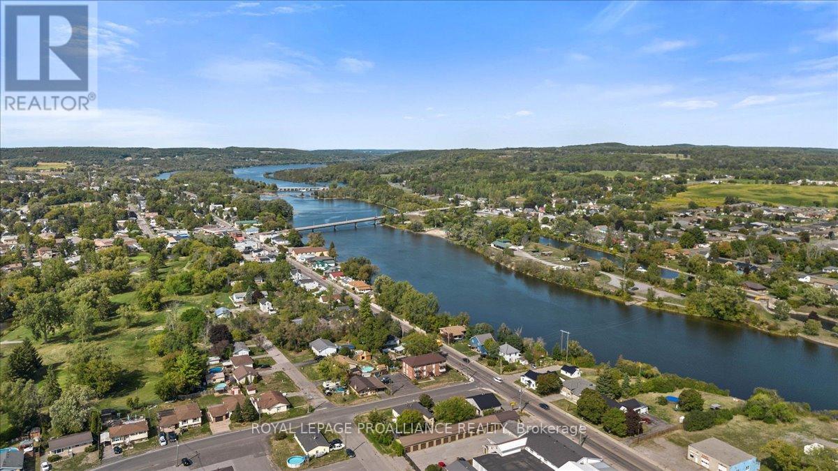 16 Centre Court, Quinte West, Ontario K0K 2C0 - Photo 40 - X12409602