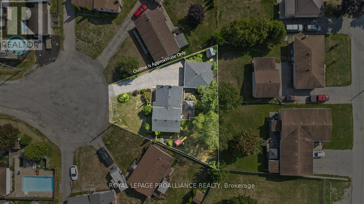 16 Centre Court, Quinte West, Ontario K0K 2C0 - Photo 39 - X12409602