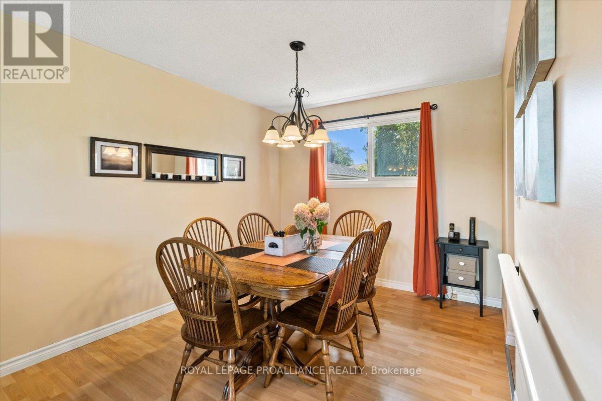 16 Centre Court, Quinte West, Ontario K0K 2C0 - Photo 9 - X12409602