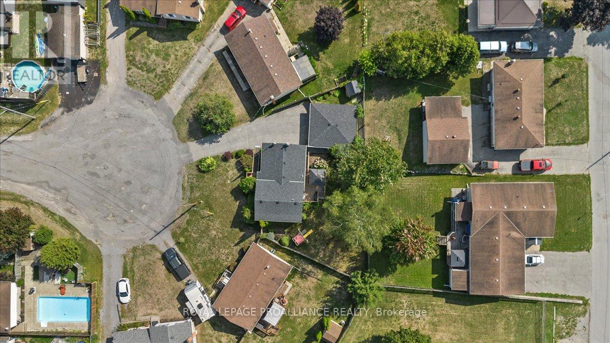 16 Centre Court, Quinte West, Ontario K0K 2C0 - Photo 36 - X12409602