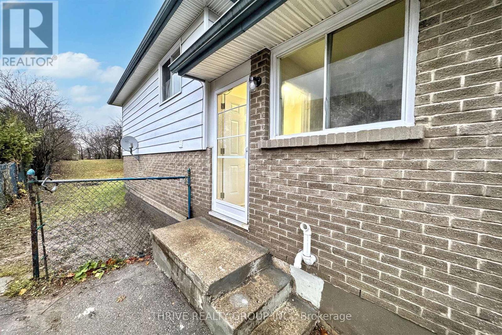 645 Chiddington Avenue, London South, Ontario  N6C 2W6 - Photo 3 - X12593444