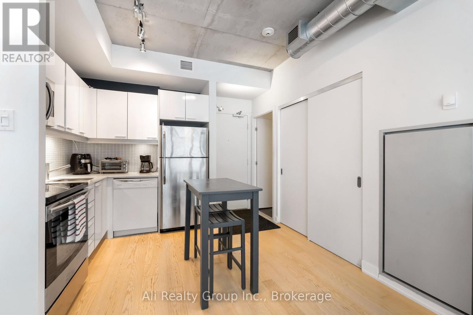 209 - 354 Gladstone Avenue, Ottawa, Ontario K2P 0R4 - Photo 13 - X12593436