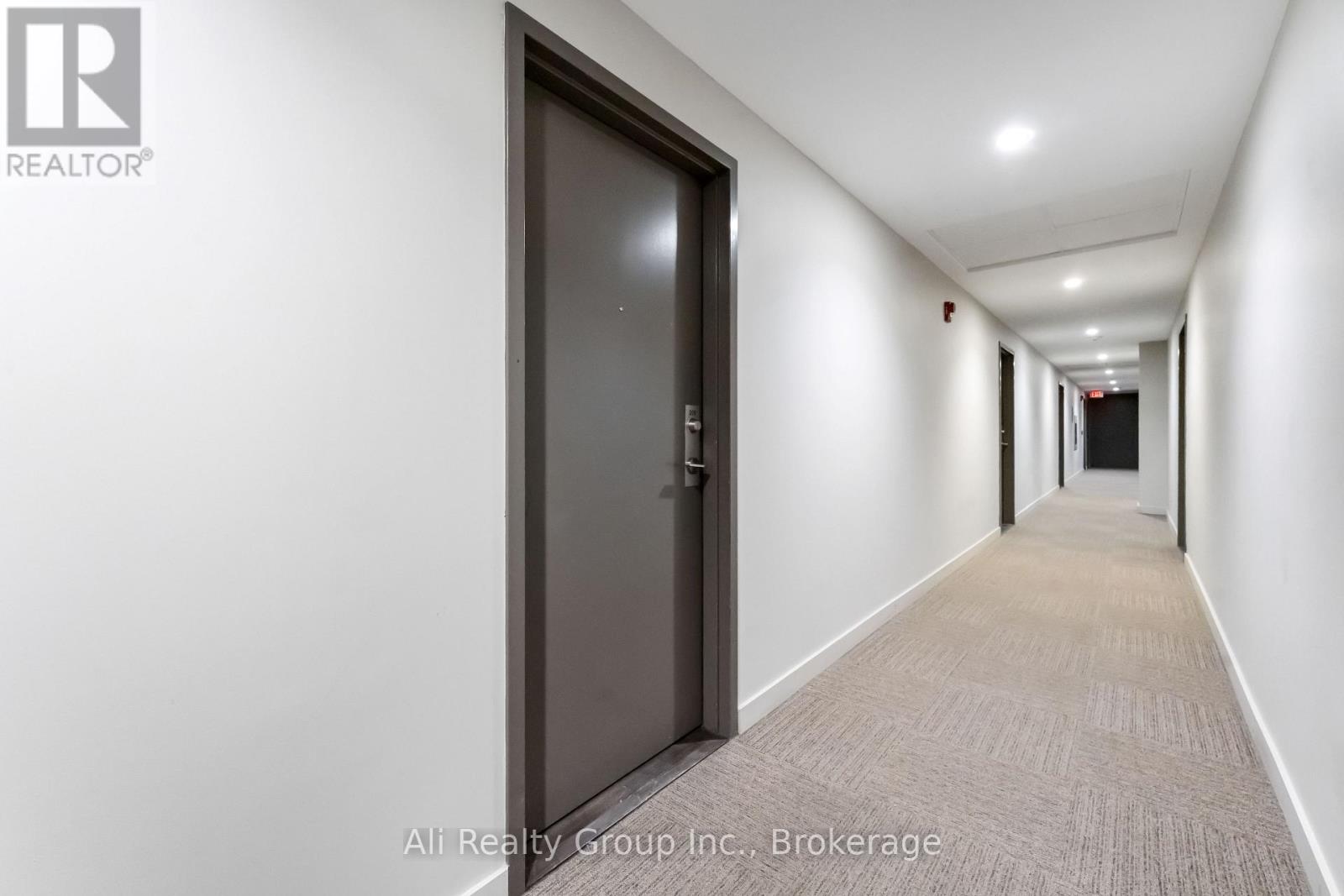 209 - 354 Gladstone Avenue, Ottawa, Ontario K2P 0R4 - Photo 2 - X12593436