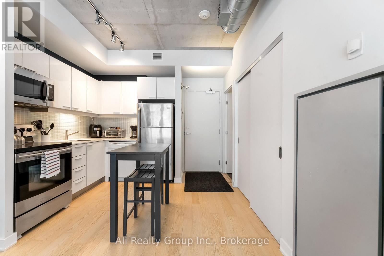 209 - 354 Gladstone Avenue, Ottawa, Ontario K2P 0R4 - Photo 3 - X12593436