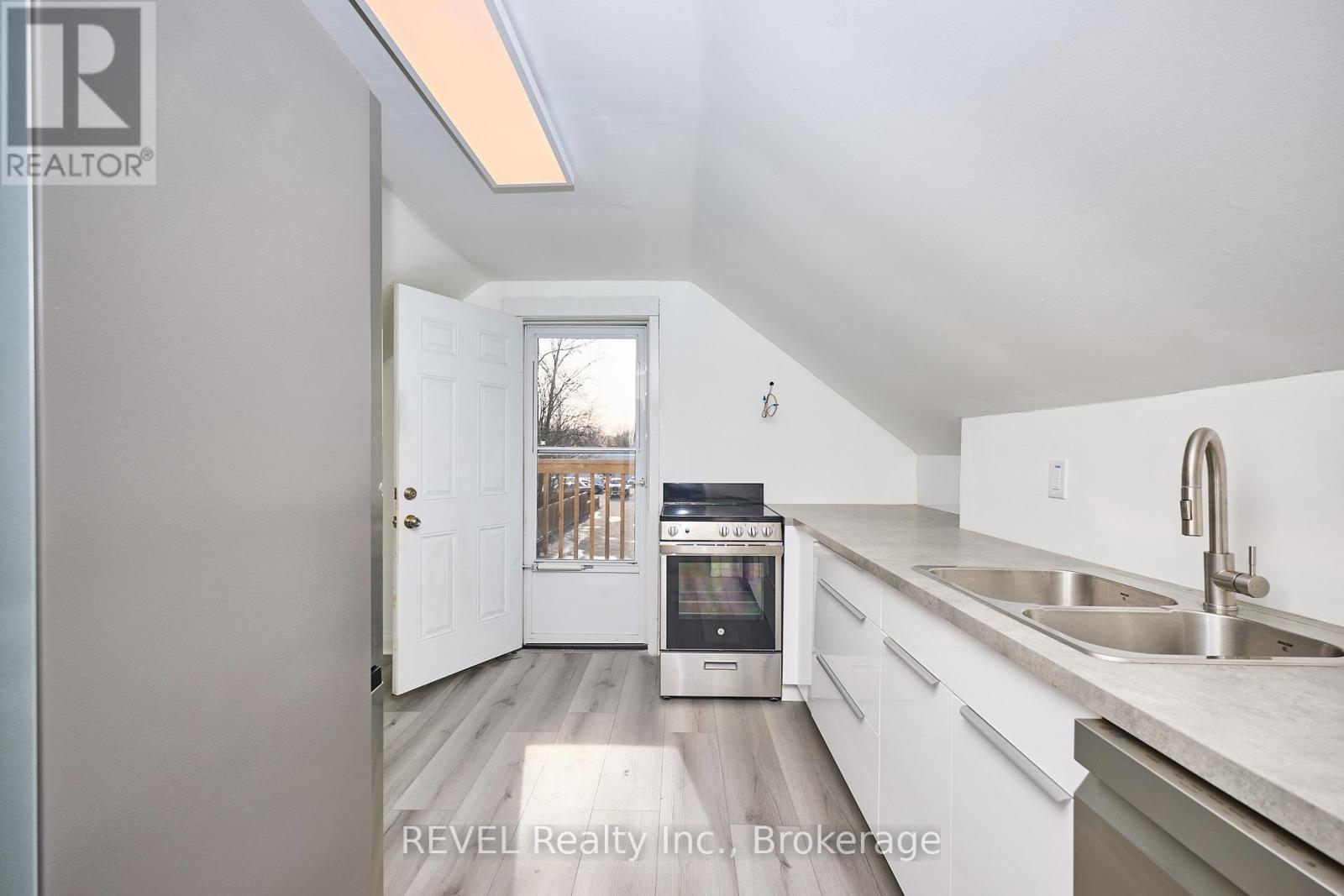 2 - 6172 William Street, Niagara Falls, Ontario  L2E 5S1 - Photo 3 - X12593530