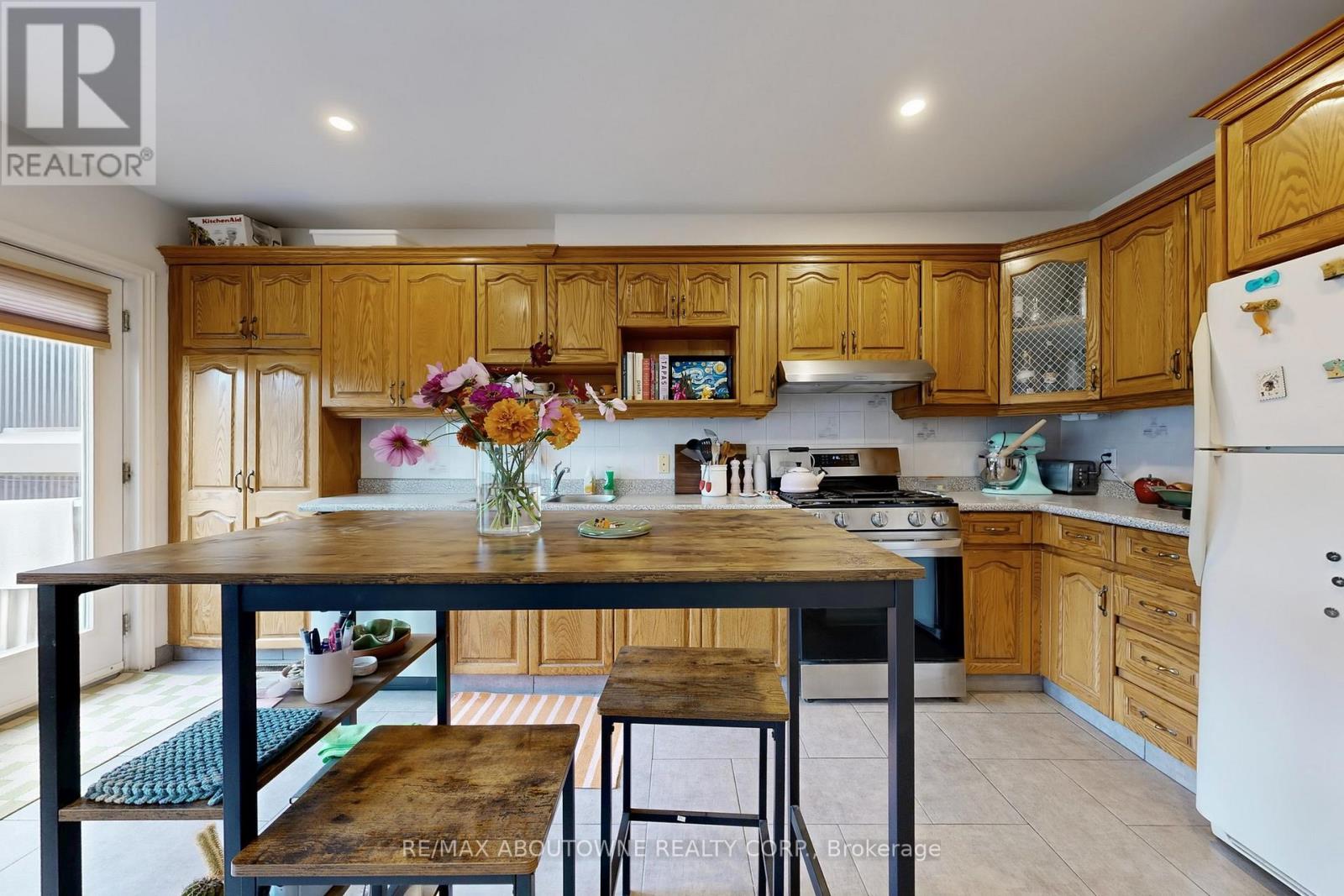 515 Ossington Avenue, Toronto, Ontario  M6G 3T3 - Photo 6 - C12593278