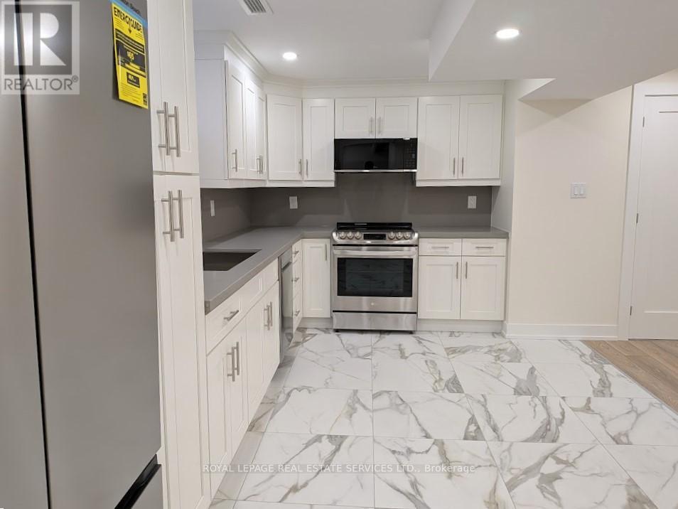 65 Villagewood Court, Vaughan, Ontario  L4L 8V9 - Photo 5 - N12593290