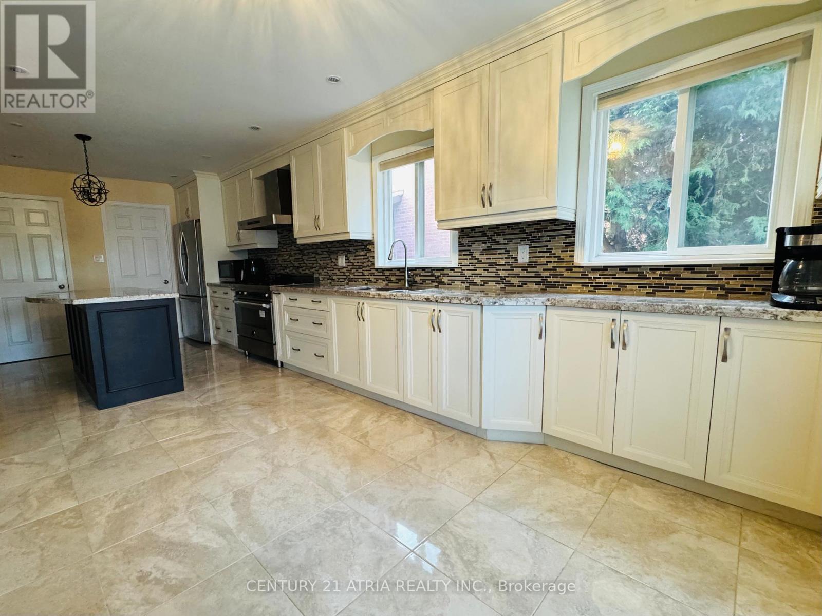 15 Timpson Drive, Aurora, Ontario  L4G 5K6 - Photo 12 - N12593520