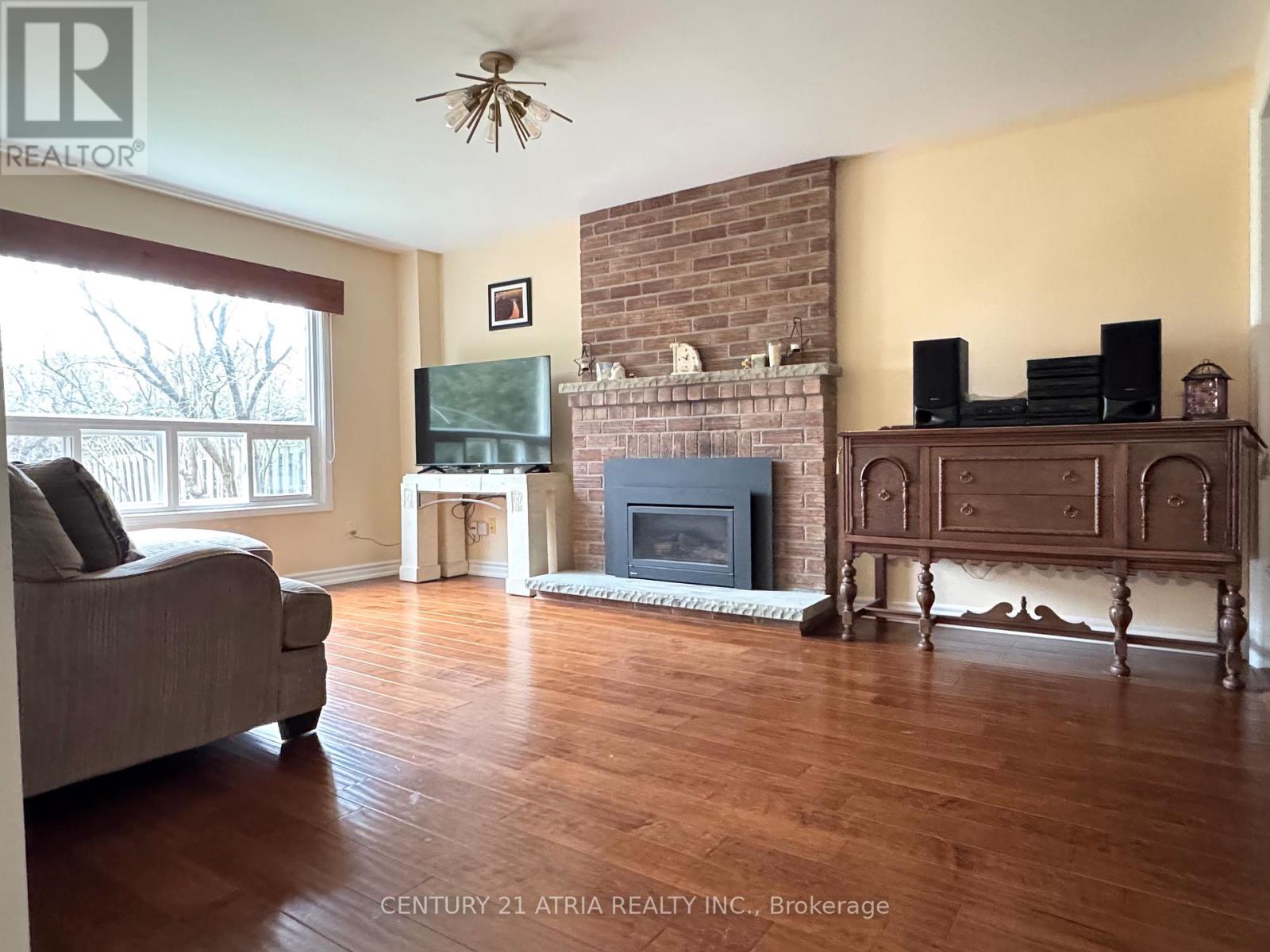 15 Timpson Drive, Aurora, Ontario  L4G 5K6 - Photo 7 - N12593520