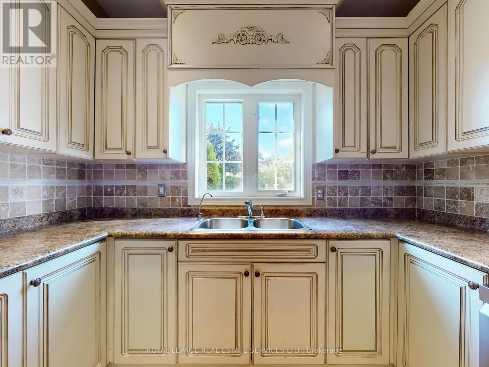 301 Mohawk Road, Oakville, Ontario  L6L 6P9 - Photo 10 - W12593402