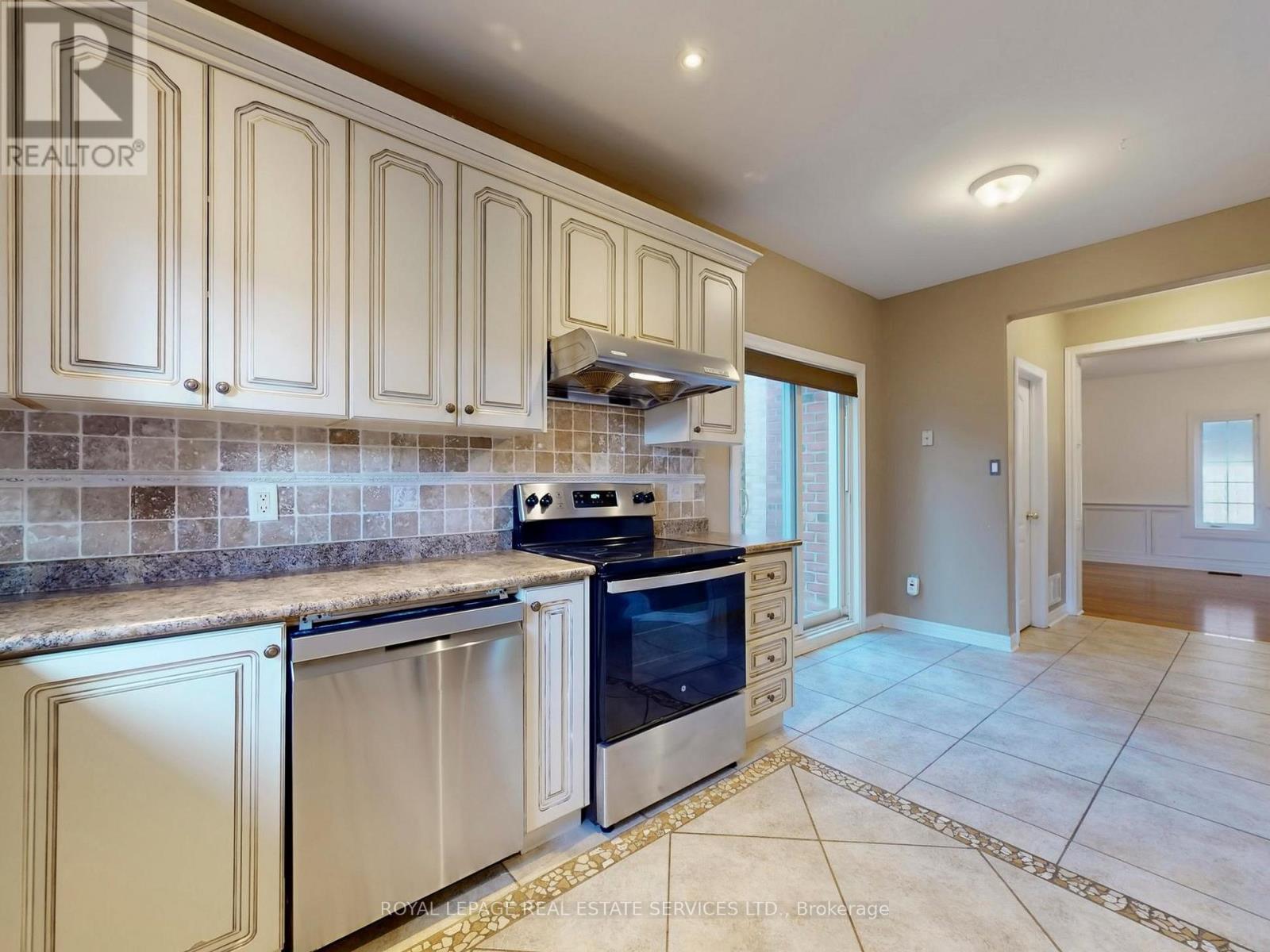 301 Mohawk Road, Oakville, Ontario  L6L 6P9 - Photo 11 - W12593402