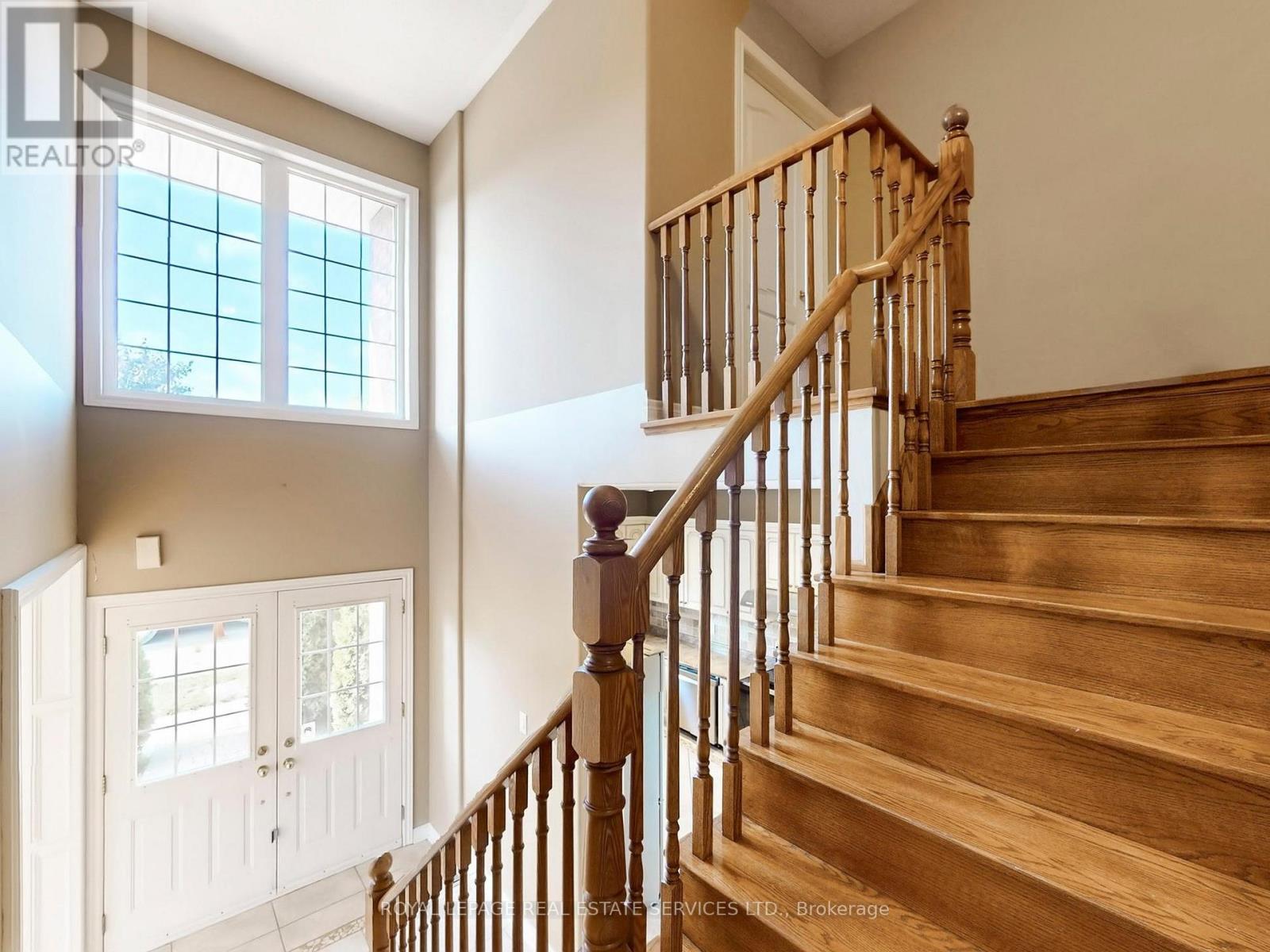 301 Mohawk Road, Oakville, Ontario  L6L 6P9 - Photo 19 - W12593402