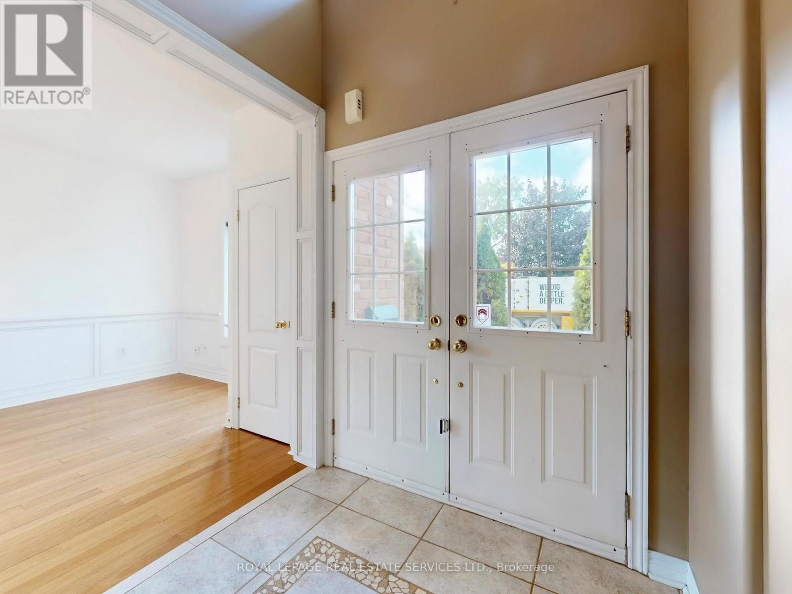 301 Mohawk Road, Oakville, Ontario  L6L 6P9 - Photo 4 - W12593402