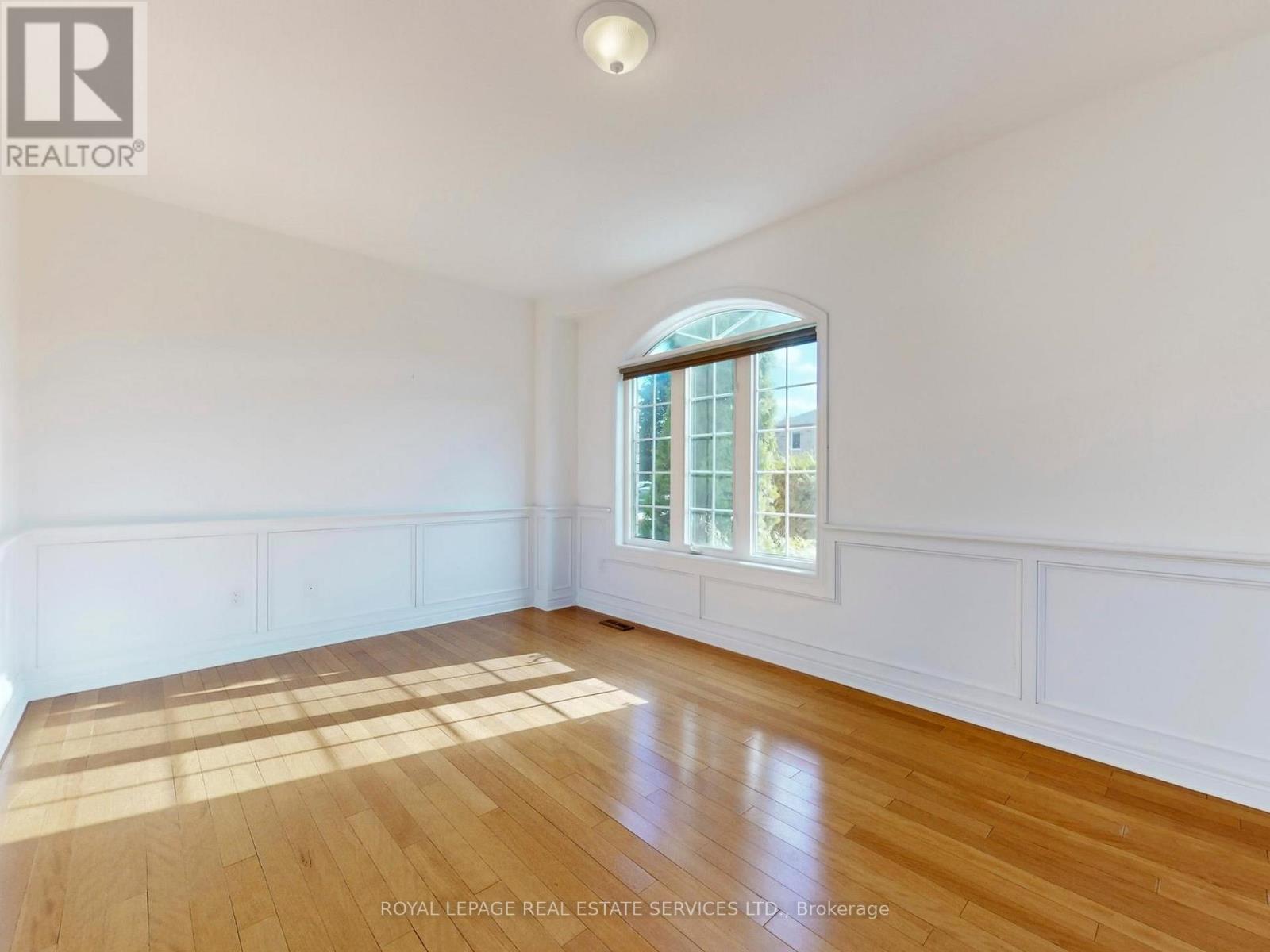 301 Mohawk Road, Oakville, Ontario  L6L 6P9 - Photo 6 - W12593402