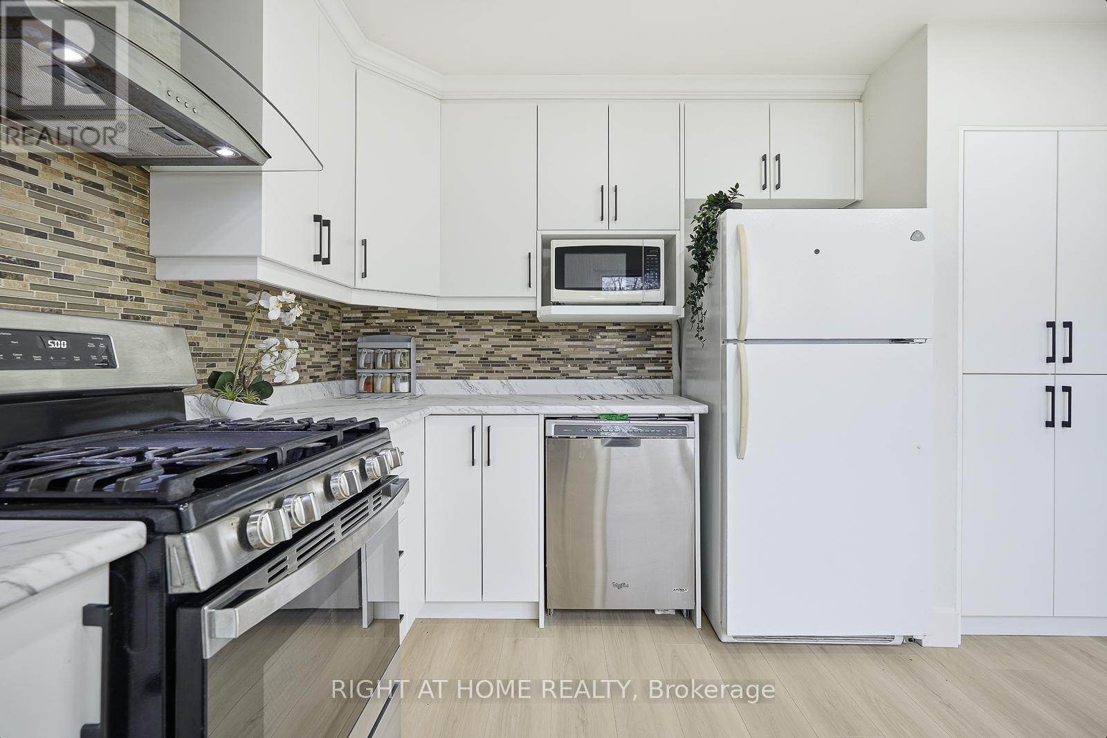 216 Fleetwood Crescent, Brampton, Ontario  L6T 2E6 - Photo 15 - W12593412