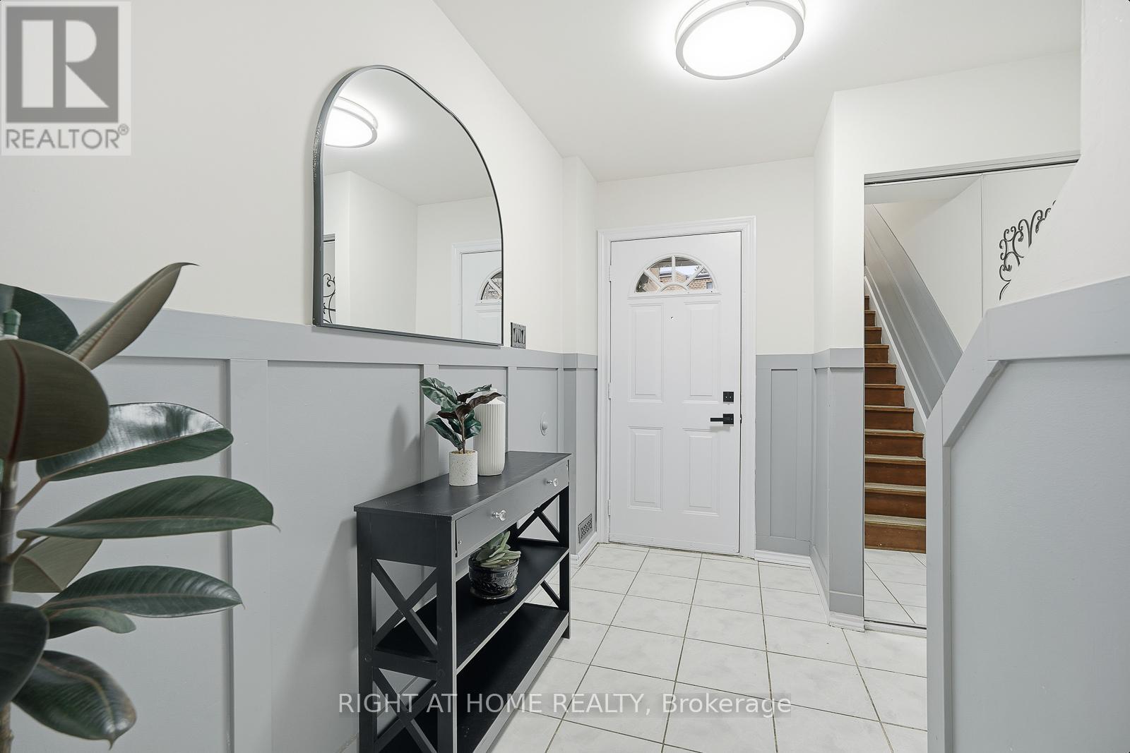 216 Fleetwood Crescent, Brampton, Ontario  L6T 2E6 - Photo 3 - W12593412