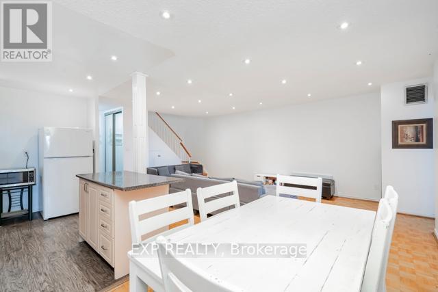 226 - 3025 The Credit Woodlands Drive, Mississauga, Ontario  L5C 2V3 - Photo 4 - W12593420