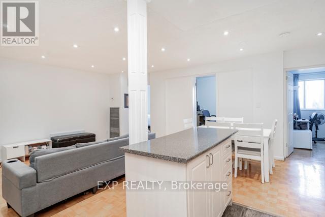 226 - 3025 The Credit Woodlands Drive, Mississauga, Ontario  L5C 2V3 - Photo 5 - W12593420