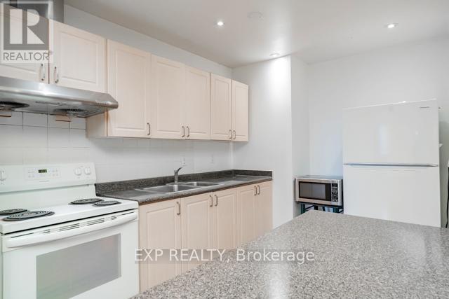 226 - 3025 The Credit Woodlands Drive, Mississauga, Ontario  L5C 2V3 - Photo 7 - W12593420