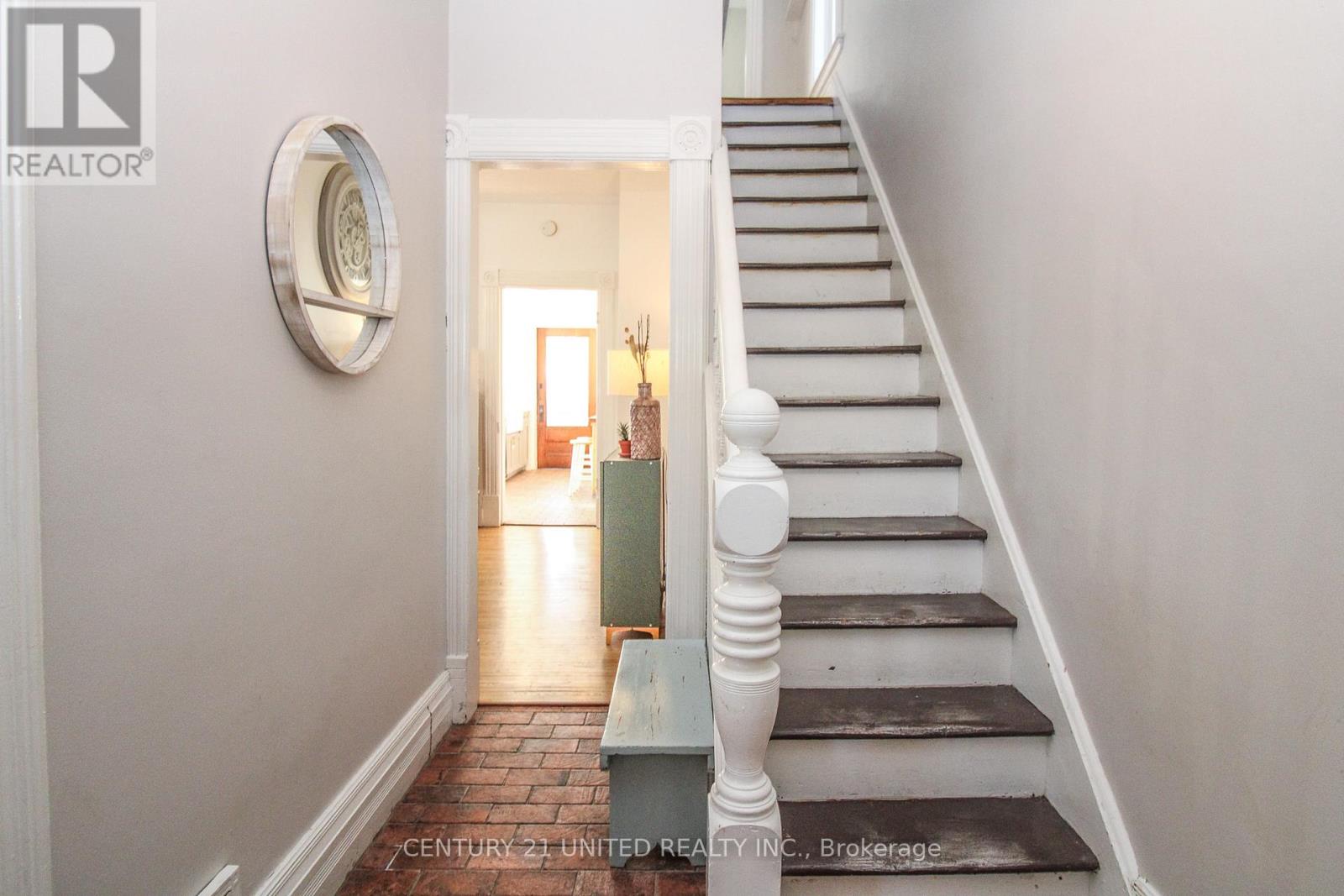 183 Rubidge Street, Peterborough (Town Ward 3), Ontario  K9J 3N6 - Photo 5 - X12593600