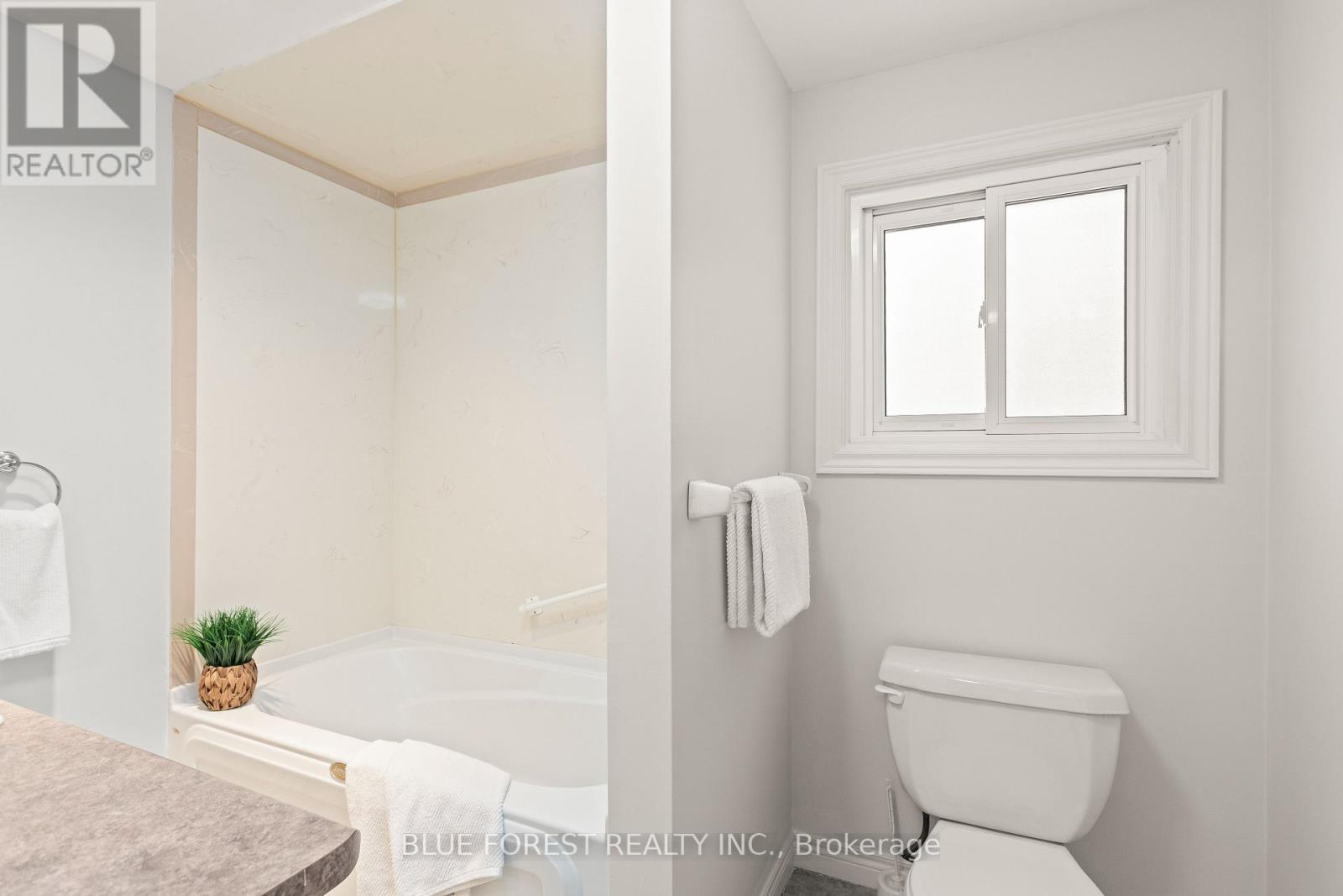 115 Honeysuckle Crescent, London East, Ontario  N5Y 4P5 - Photo 25 - X12593568