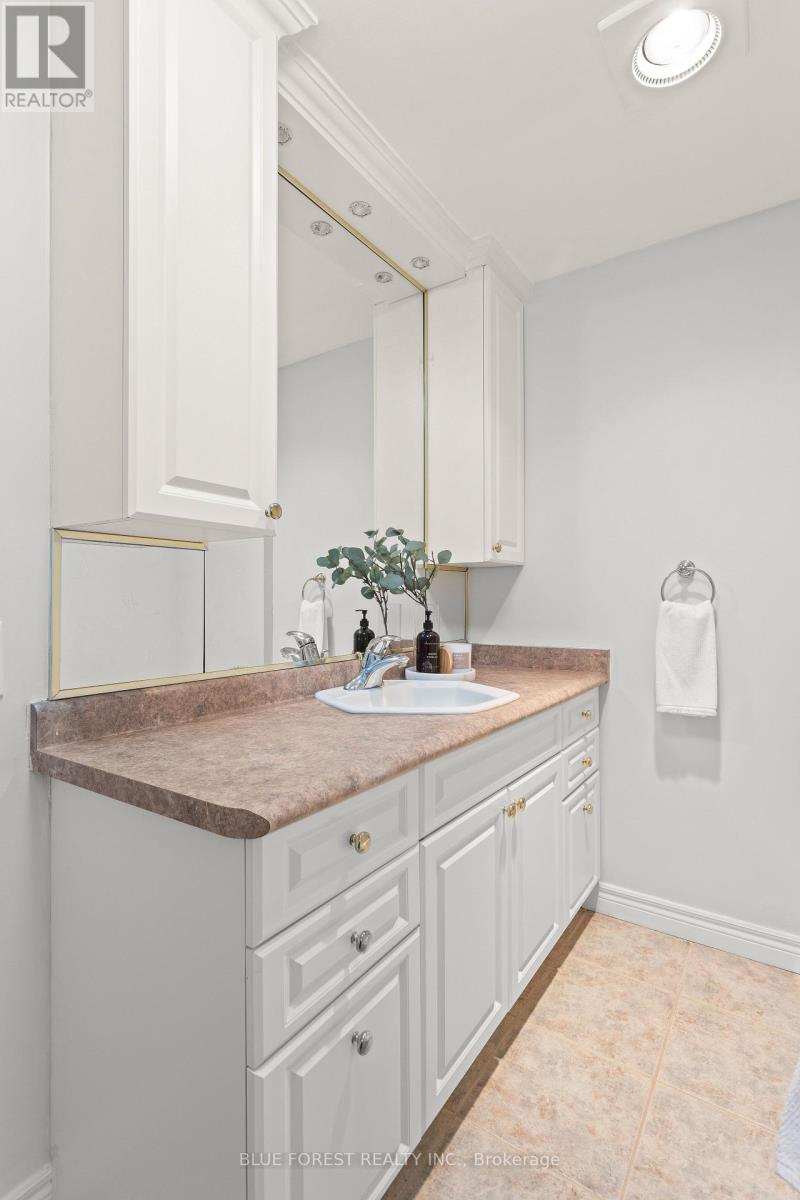 115 Honeysuckle Crescent, London East, Ontario  N5Y 4P5 - Photo 27 - X12593568