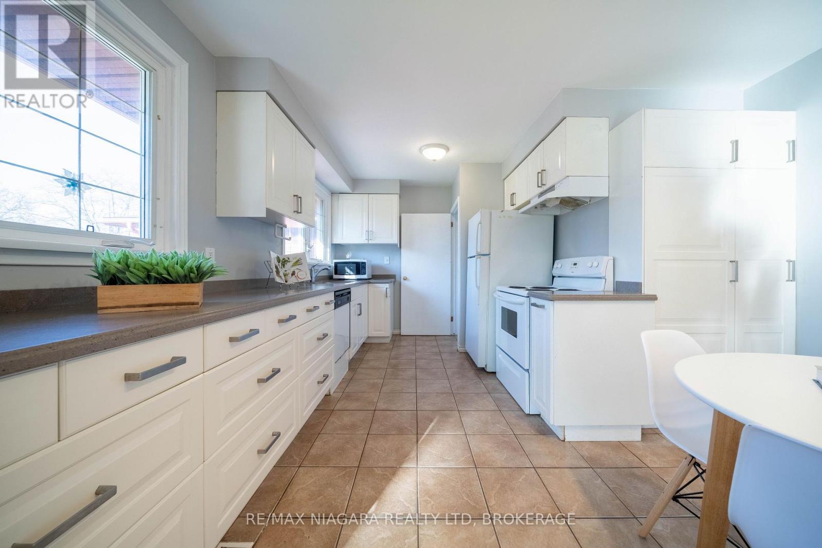 1 East Hampton Road, St. Catharines, Ontario  L2T 3C9 - Photo 13 - X12593550