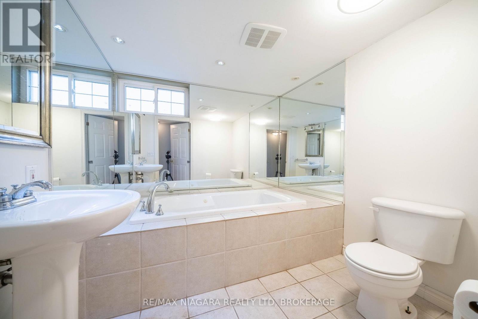 1 East Hampton Road, St. Catharines, Ontario  L2T 3C9 - Photo 27 - X12593550