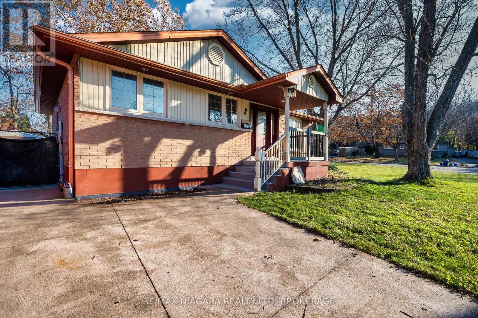 1 East Hampton Road, St. Catharines, Ontario  L2T 3C9 - Photo 4 - X12593550