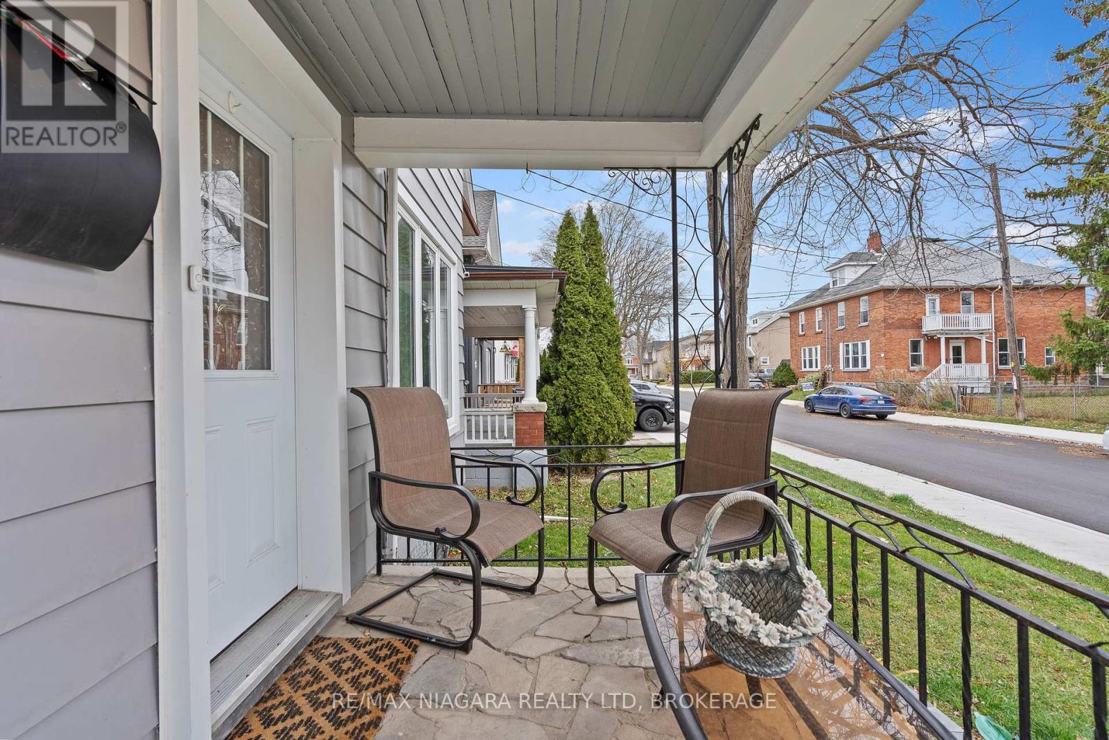 42 Grove Street, Welland, Ontario  L3B 4B4 - Photo 3 - X12593552