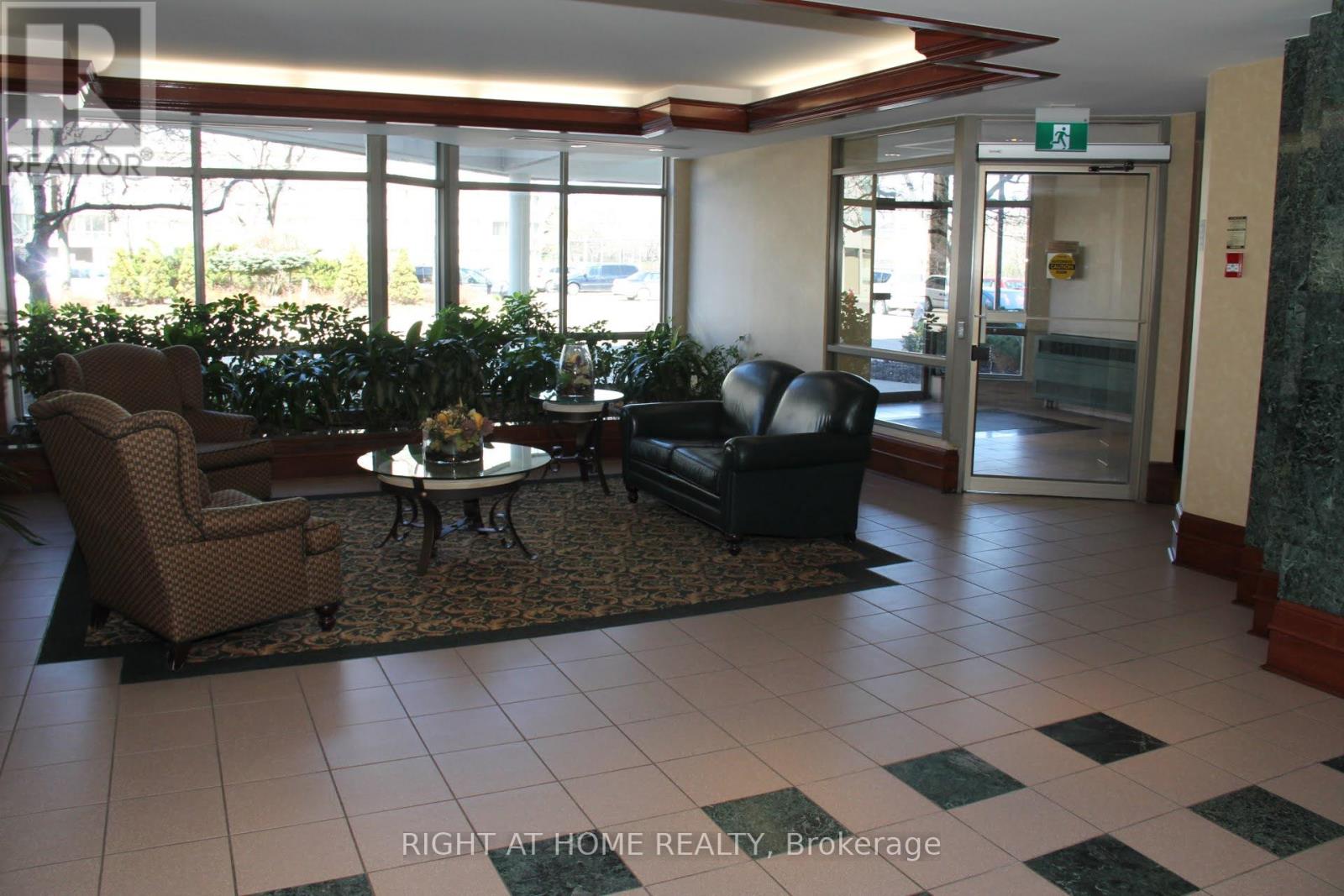 214 - 175 Cedar Avenue, Richmond Hill, Ontario  L4C 9V3 - Photo 4 - N12593628