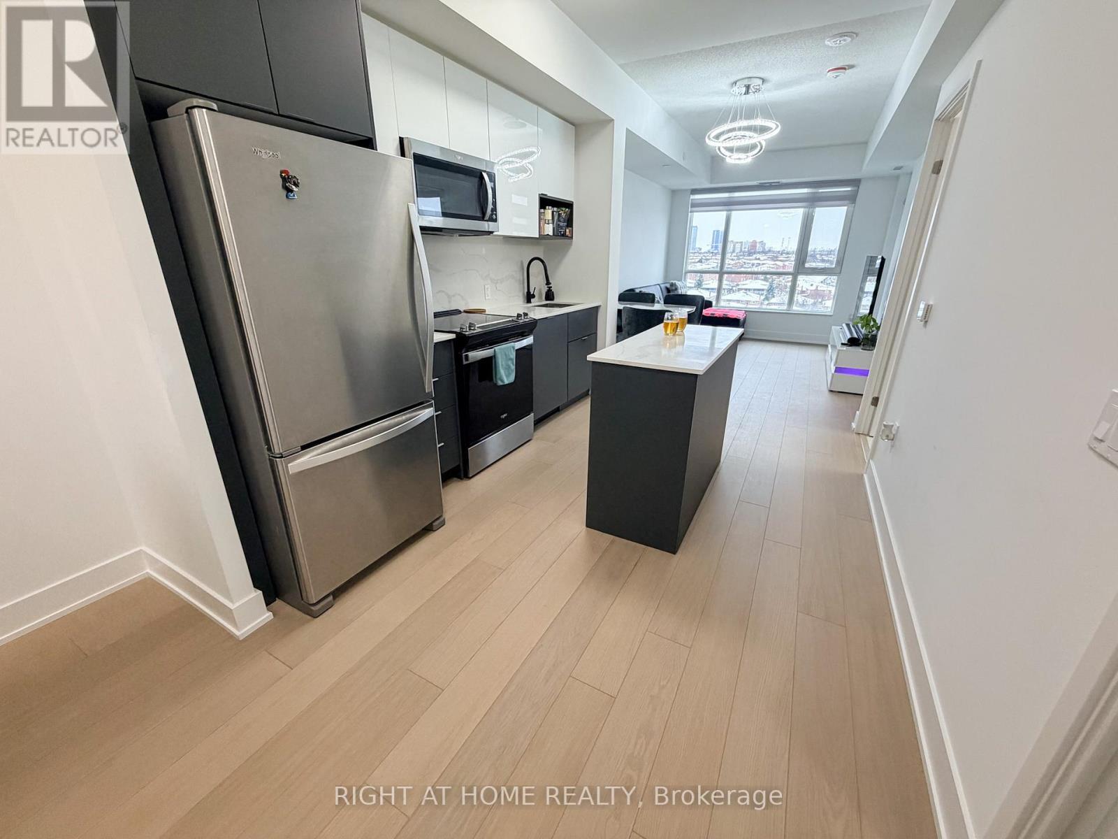 807 - 202 Burnhamthorpe Road E, Mississauga, Ontario L5A 0B2 - Photo 2 - W12593556