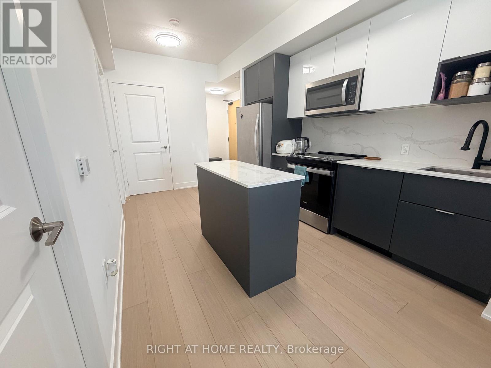 807 - 202 Burnhamthorpe Road E, Mississauga, Ontario L5A 0B2 - Photo 3 - W12593556