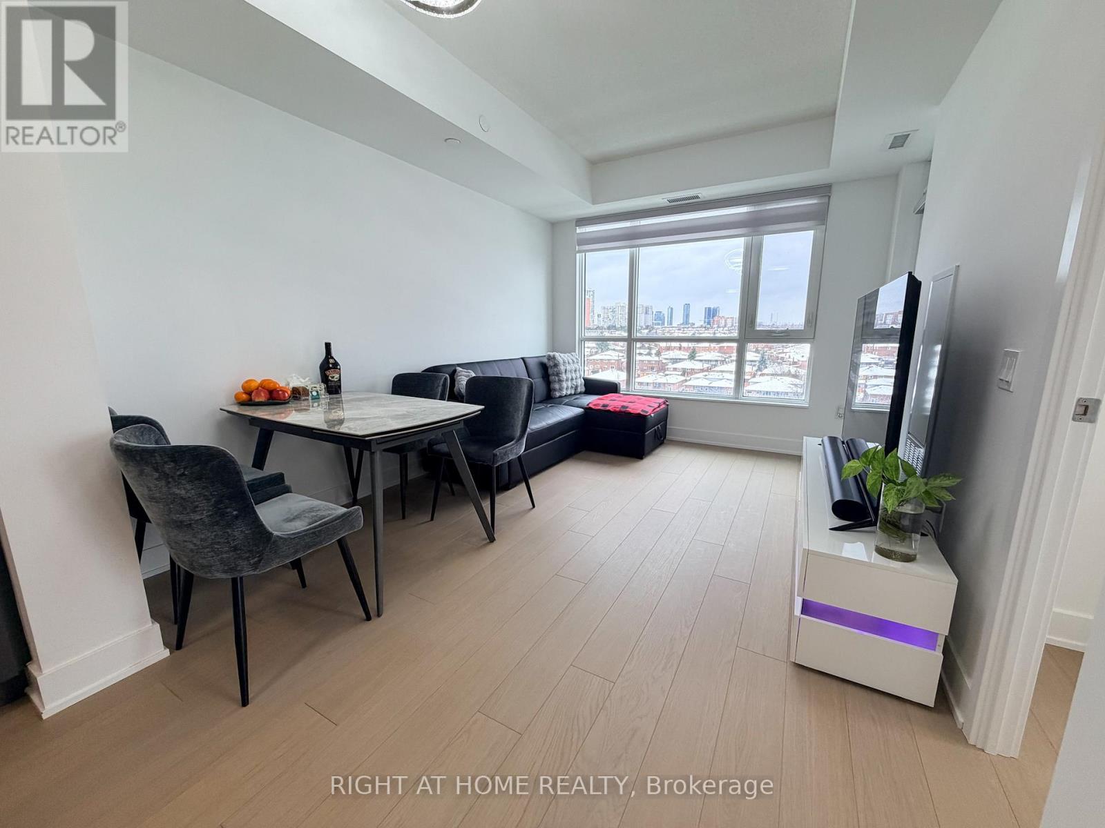 807 - 202 Burnhamthorpe Road E, Mississauga, Ontario L5A 0B2 - Photo 4 - W12593556