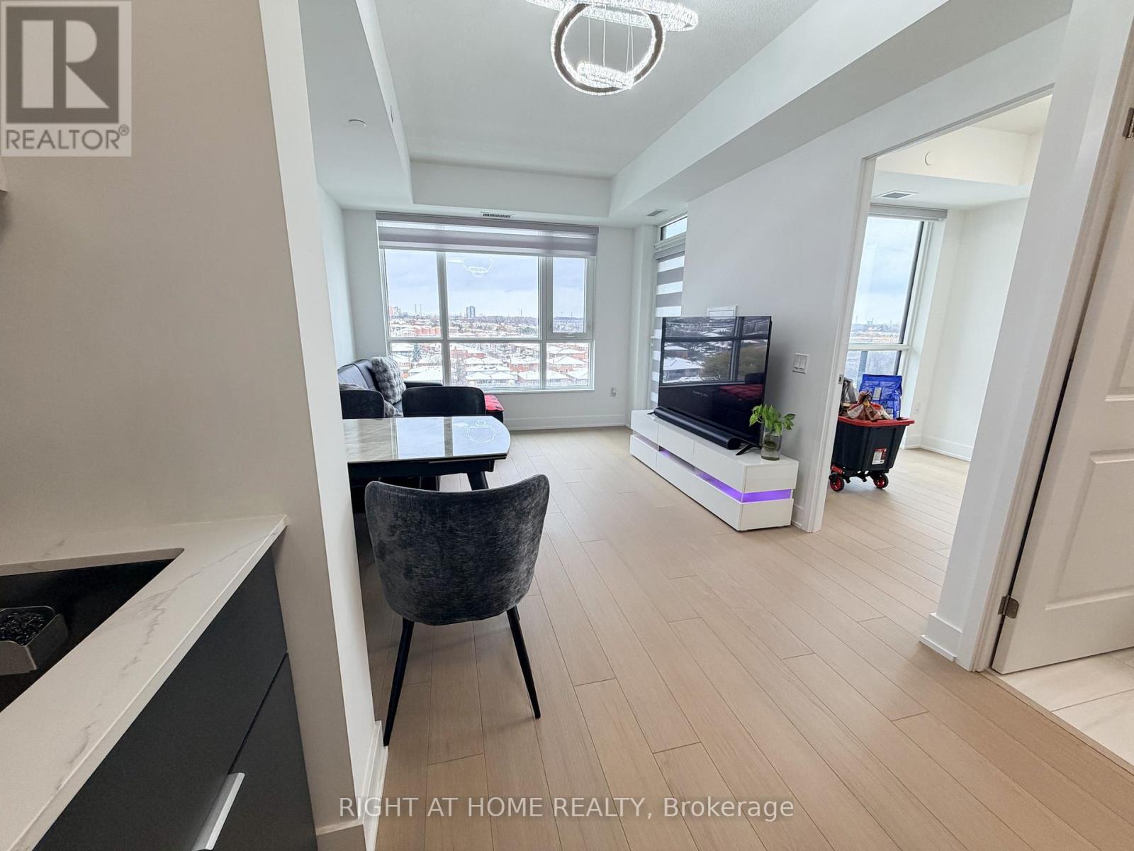 807 - 202 Burnhamthorpe Road E, Mississauga, Ontario L5A 0B2 - Photo 5 - W12593556