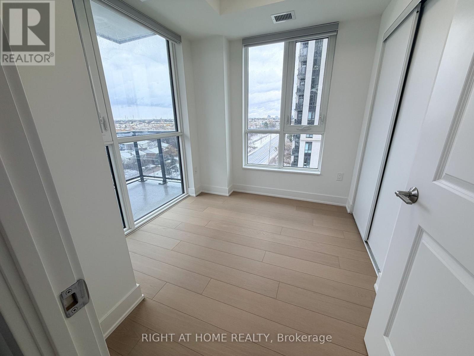 807 - 202 Burnhamthorpe Road E, Mississauga, Ontario L5A 0B2 - Photo 9 - W12593556