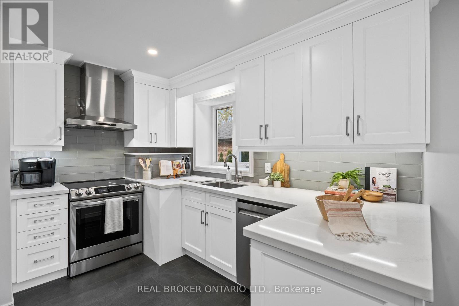 21 Decarie Circle, Toronto, Ontario  M9B 3H6 - Photo 10 - W12593562