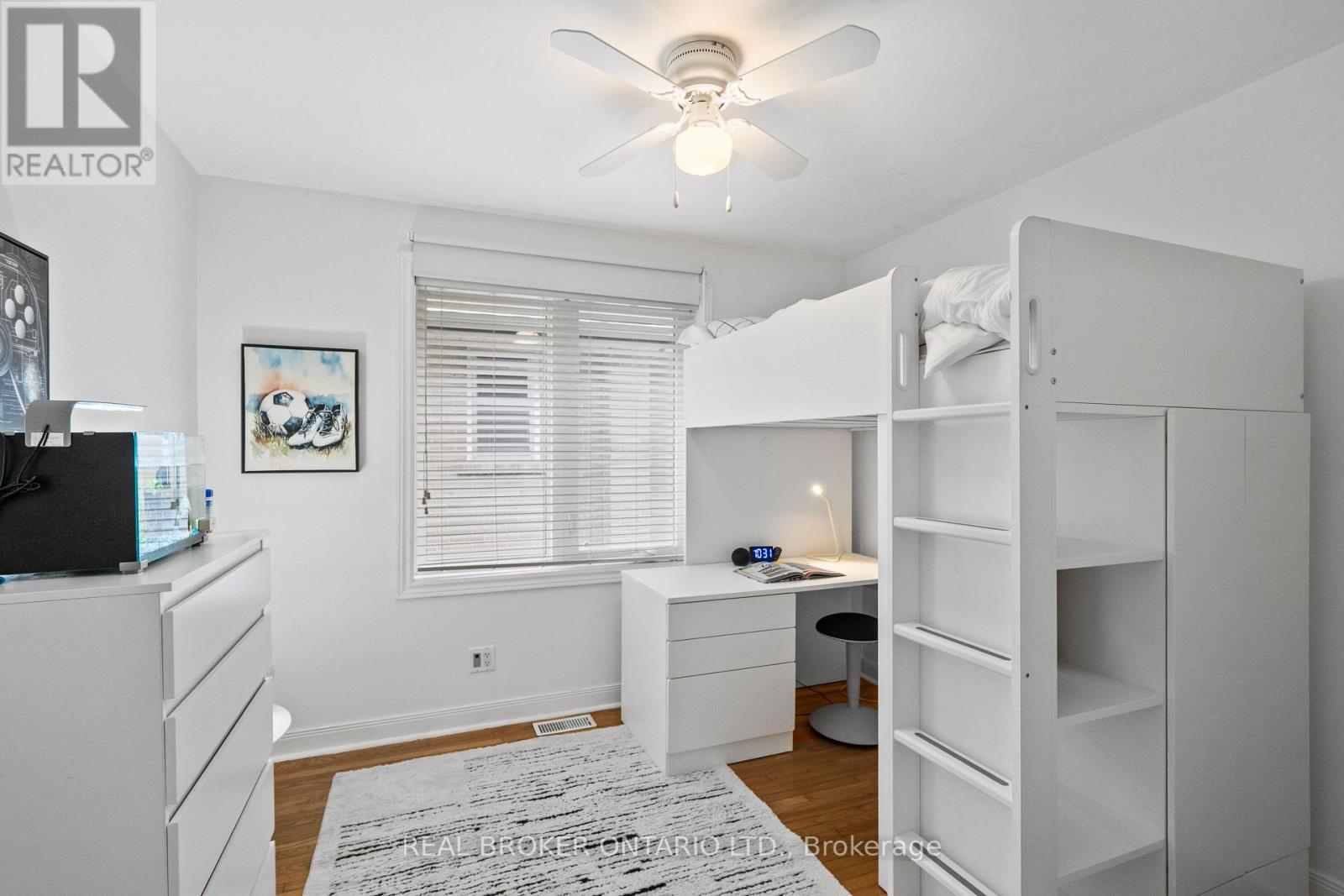 21 Decarie Circle, Toronto, Ontario  M9B 3H6 - Photo 15 - W12593562