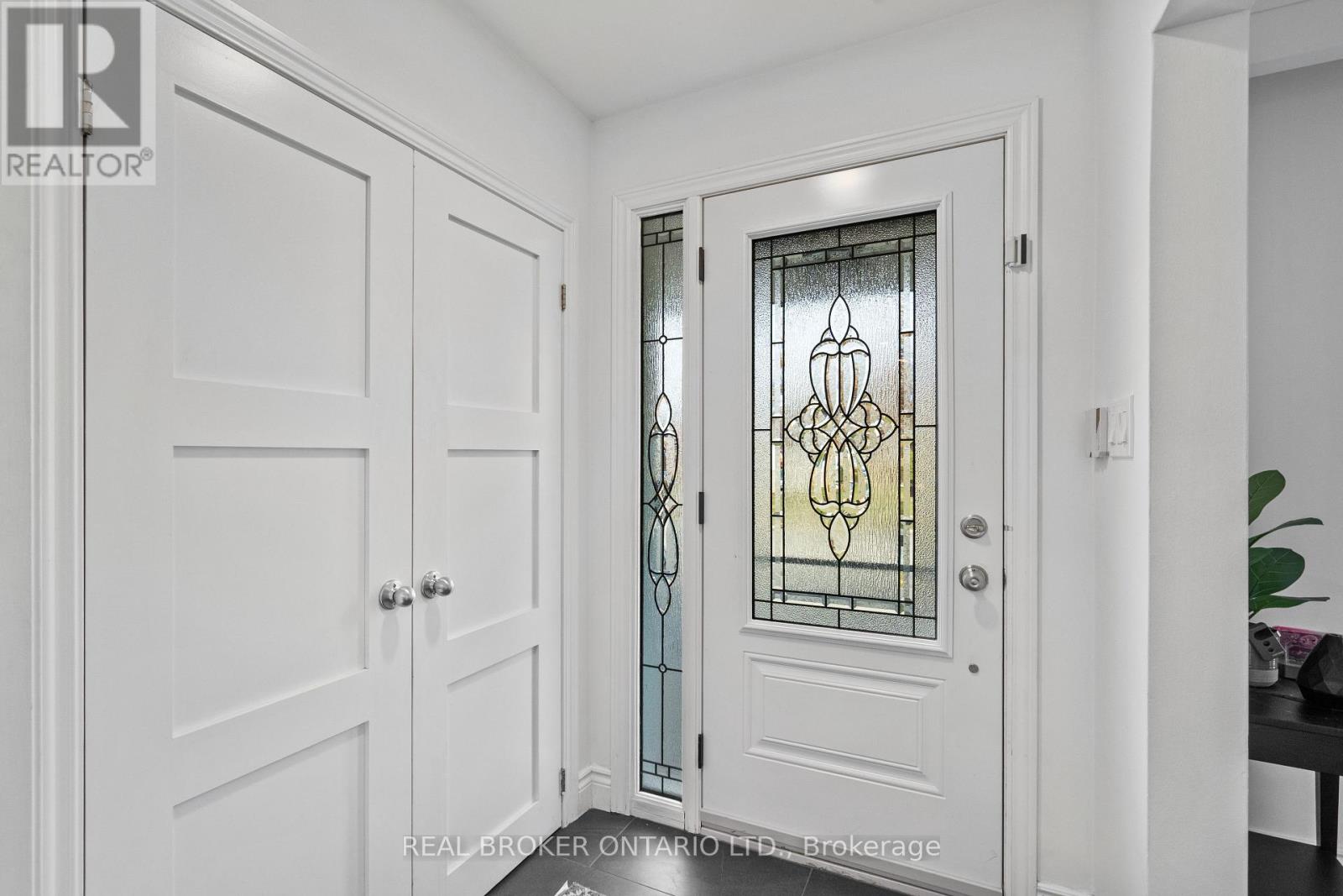 21 Decarie Circle, Toronto, Ontario  M9B 3H6 - Photo 2 - W12593562