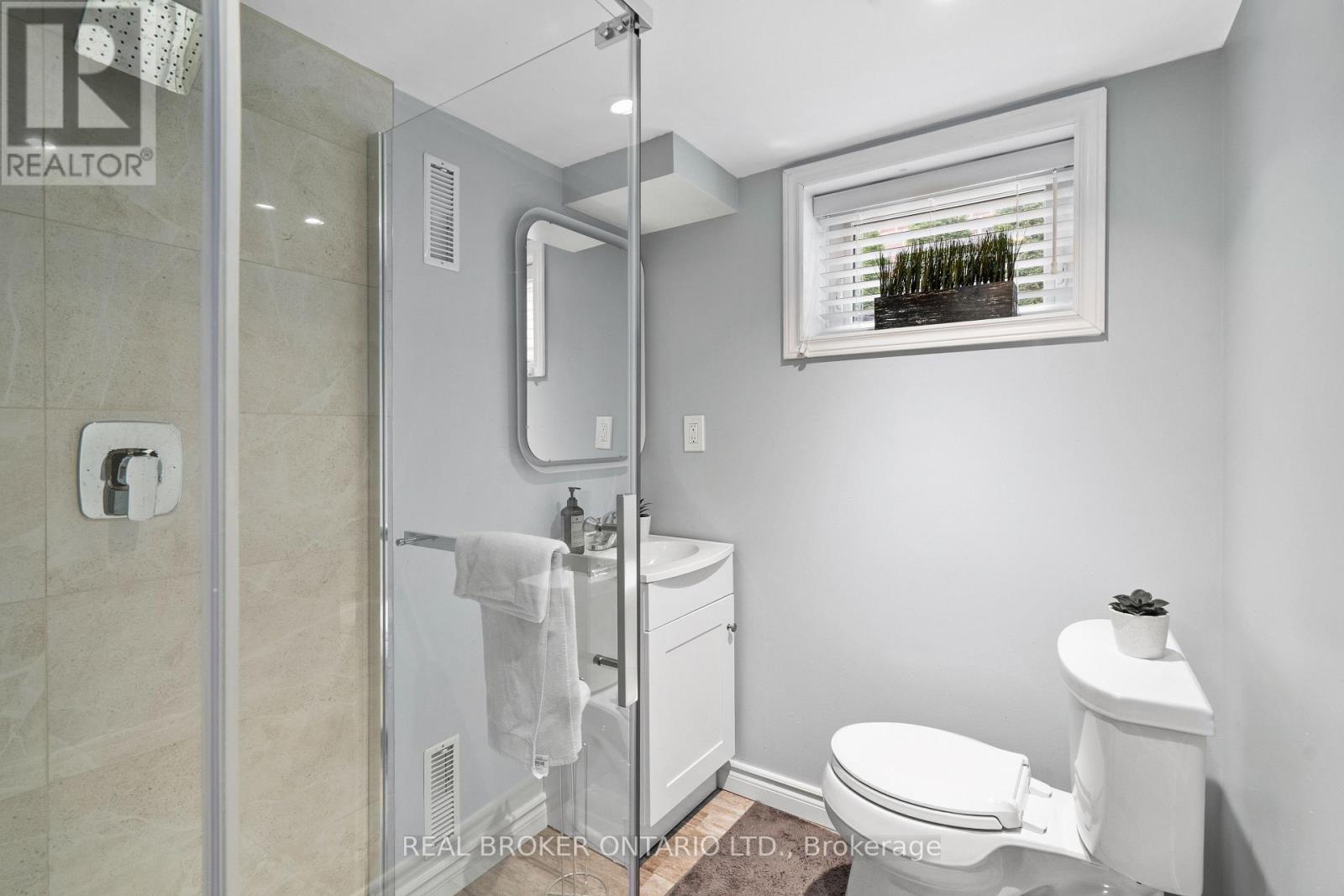 21 Decarie Circle, Toronto, Ontario  M9B 3H6 - Photo 28 - W12593562